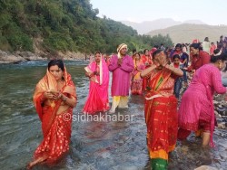 अस्ताउँदो सुर्यलाई  अर्घ्य दिदैं मनाइयो छठ, हेर्नुहोस तस्विरमा हेटौंडाको छठ